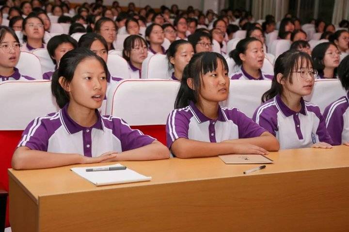 莒县二中举办高中女生青春期健康教育专题讲座