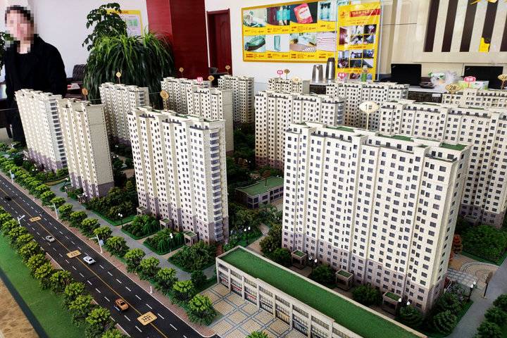 找记者上壹点临沂一楼盘楼前看17层楼后看18层开发商回应