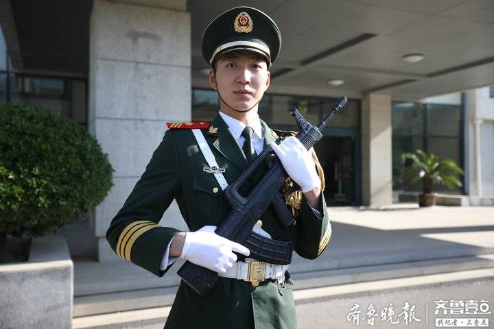 赞山东武警退伍兵杨恒你狂奔百米擒贼的身影帅爆了