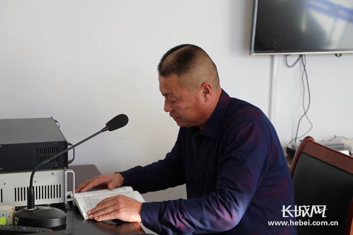 宋官屯村广播室,与村委会会议室一墙之隔,村党支部书记吕宝祥对着话筒