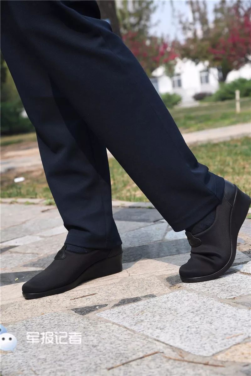 我军新式体能训练服布鞋穿上啥感觉快来听听他们怎么说