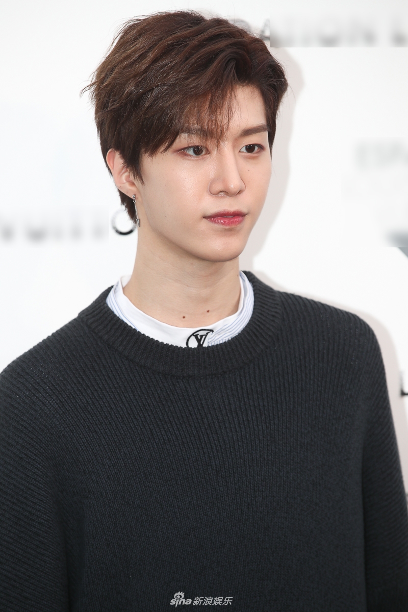 范丞丞黑色上衣阔腿短裤时尚感 春夏白色连衣裙少女范儿