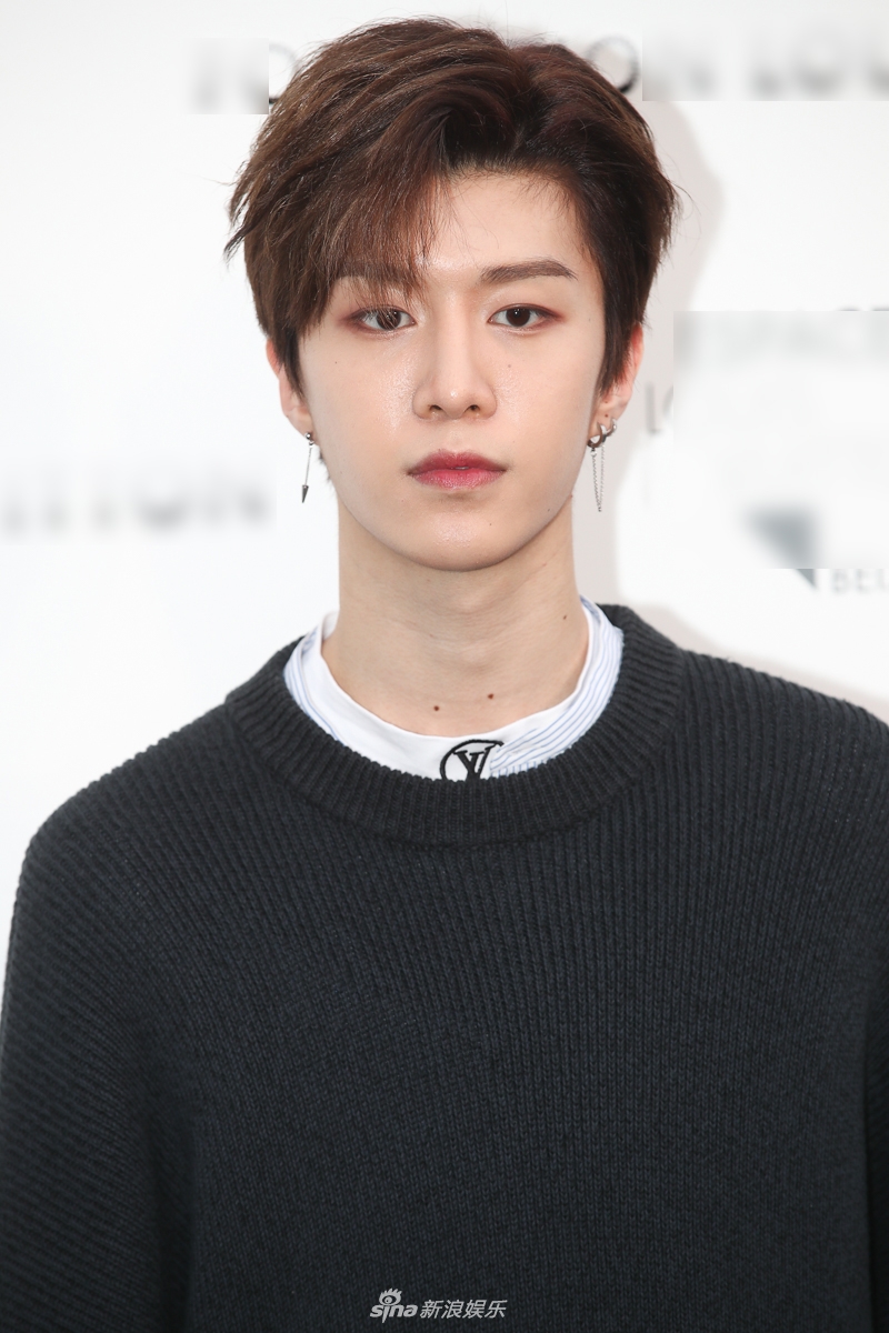 范丞丞黑色上衣阔腿短裤时尚感 春夏白色连衣裙少女范儿