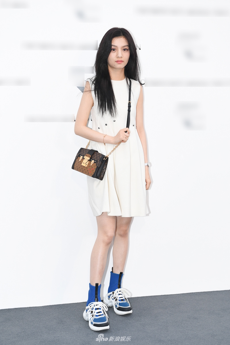 范丞丞黑色上衣阔腿短裤时尚感 春夏白色连衣裙少女范儿