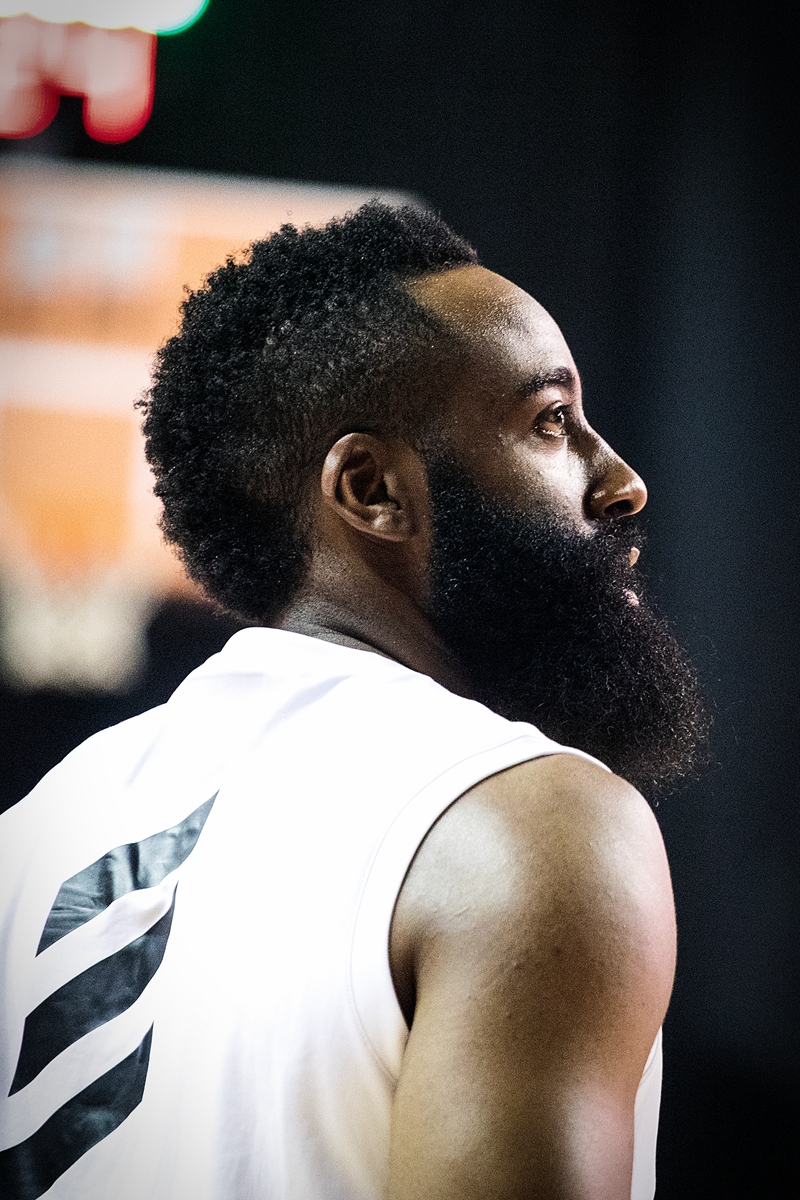 到底什么鞋?让哈登在北京拿上就跑?