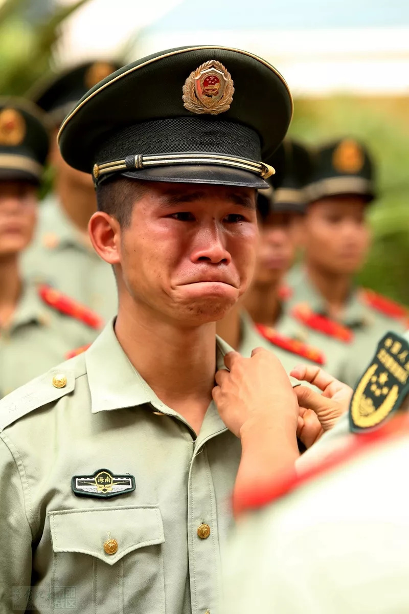 "送战友,踏征程,默默无语两眼泪,耳边响起驼铃声……"离别的音乐让