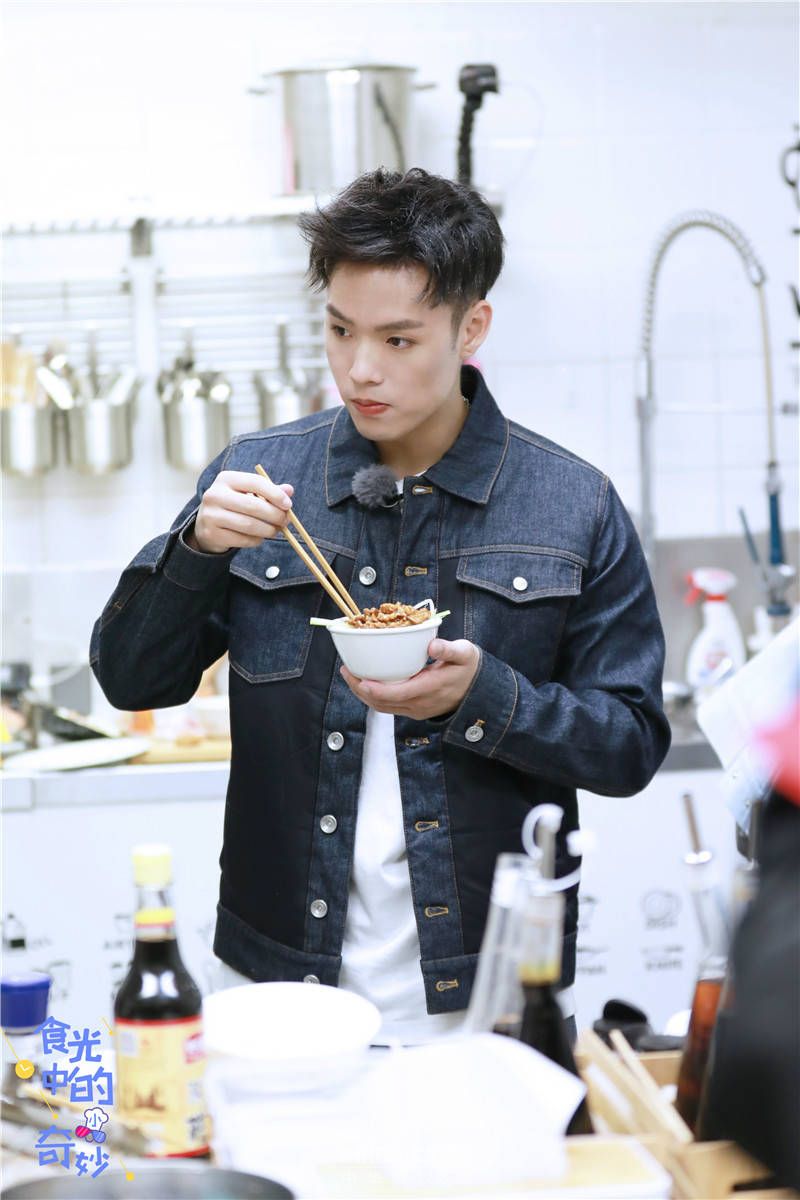 《奇妙的食光》董又霖英语流利获首a 店长资质暴露无遗