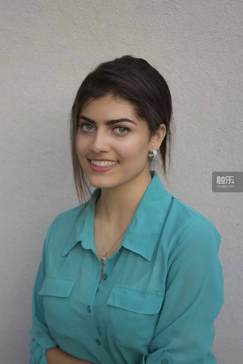 推门而入的纳什拉·巴拉贾瓦拉(nashra balagamwala)鼻子上缀着一小颗