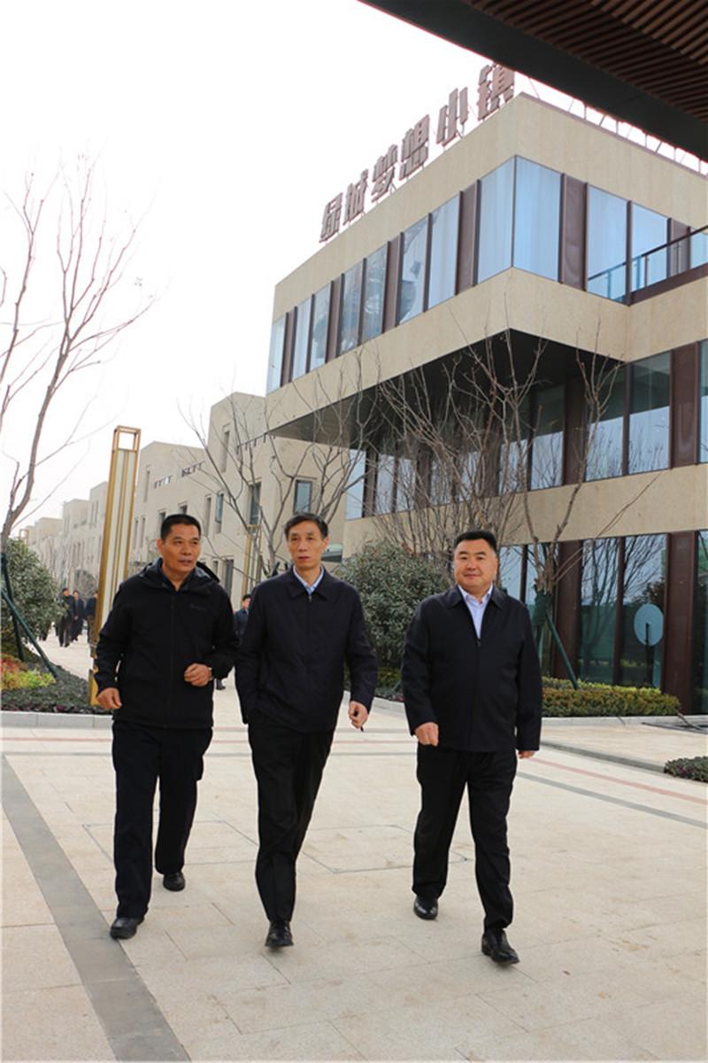 距济南国际机场14公里,距12月底通车的济南新东站3公里,南侧距轨道