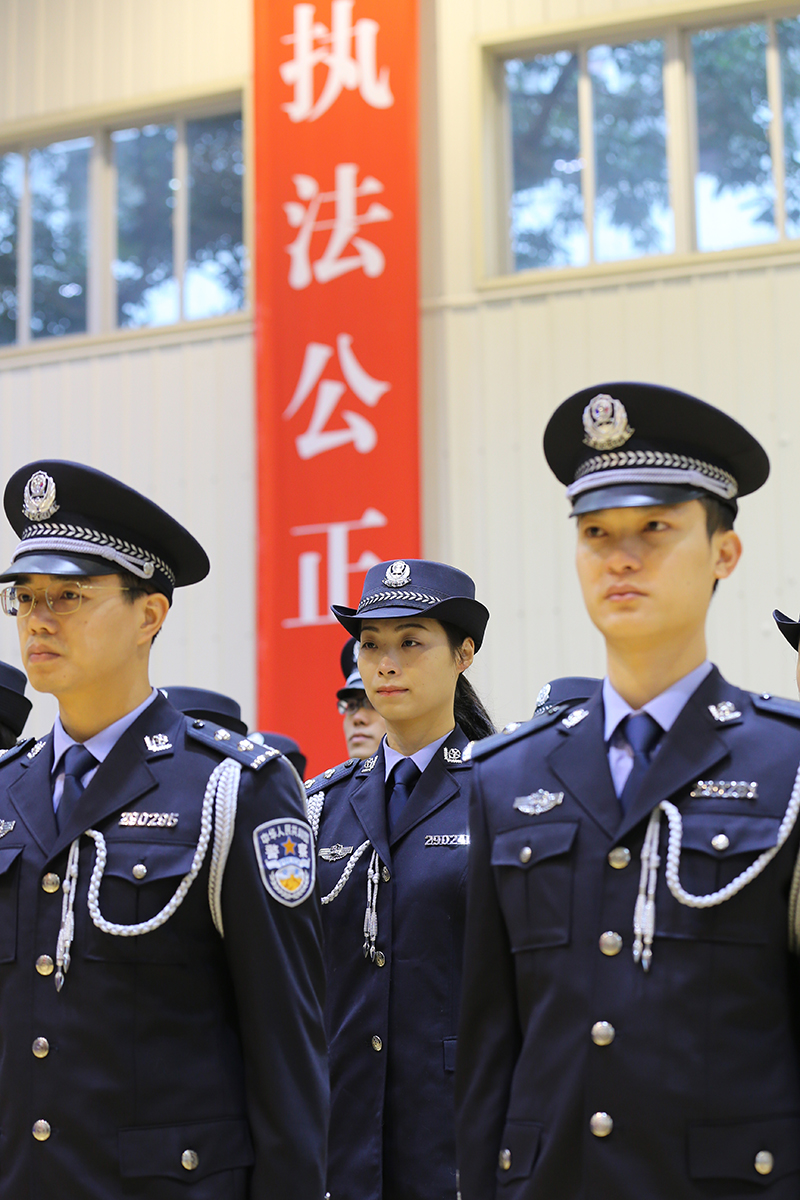 广州边检总站边防转改官兵集体换装