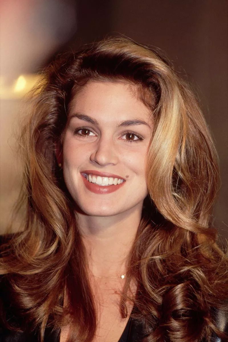 女儿都已出道但江湖上仍是母亲的传说,第一代超模成功的秘诀是什么