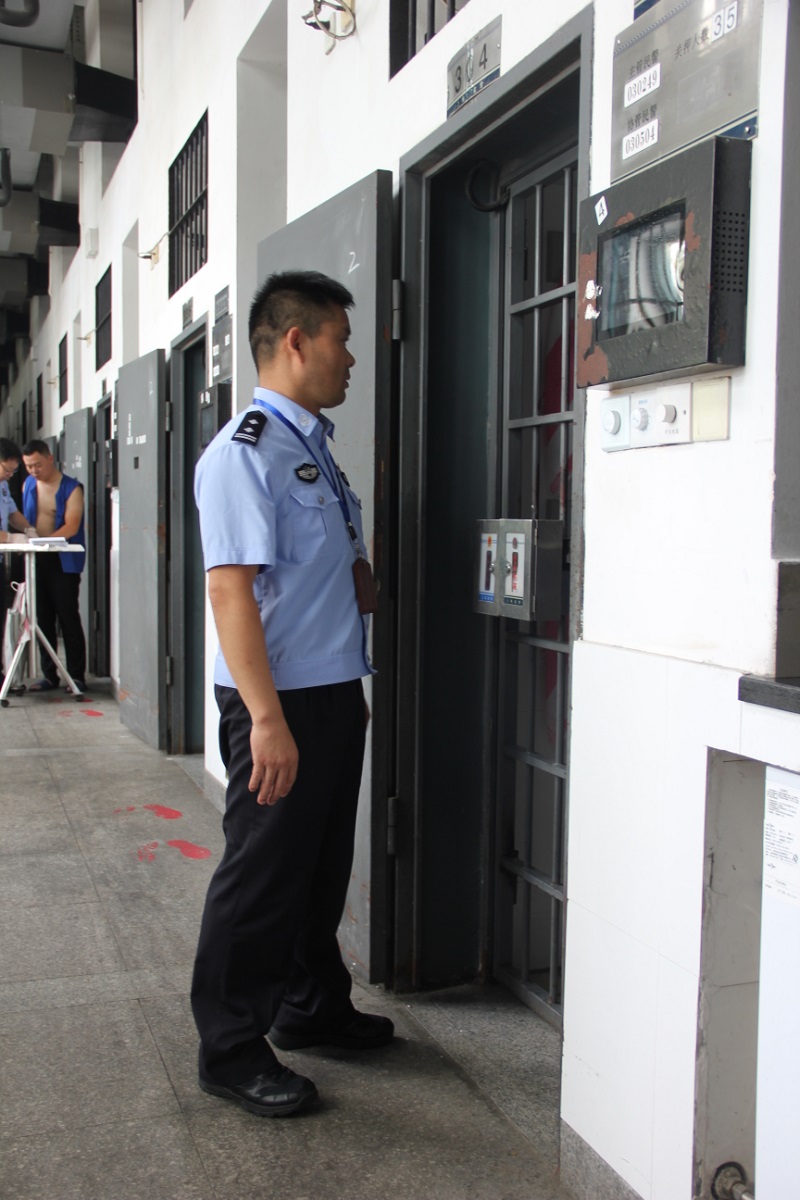 国庆记忆|这个与在押人员一起看阅兵的上海民警,为何对西藏彩车情有独