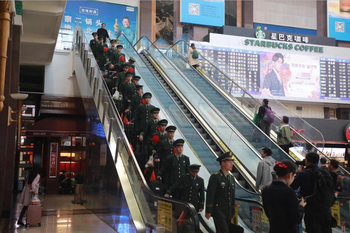 武警方阵奔赴北京站最可爱的人踏上回家路