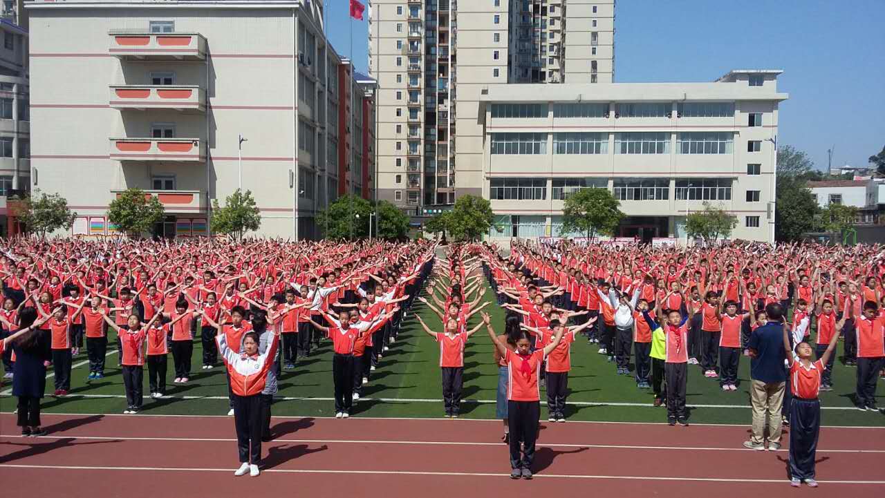 东城小学:敞开校园门 架起连心桥