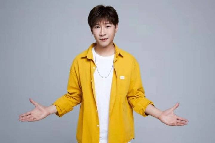 从歌手,演员到明星英语导师,杨家成出书披露自己的"另类独行"