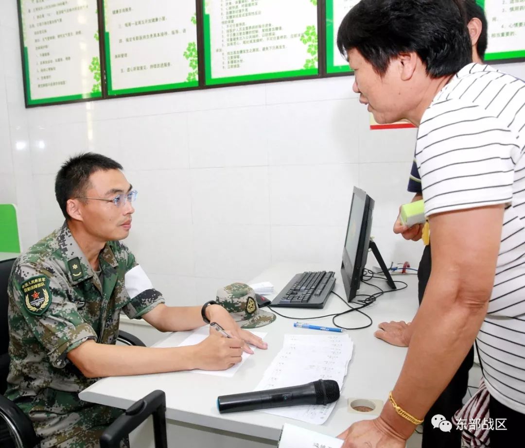 点赞驻训军医走出训练场为驻地老百姓送福利