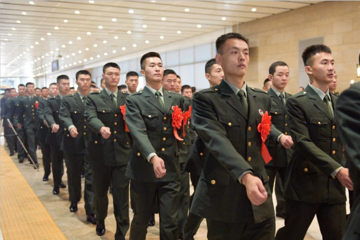 战友一路多珍重参与国庆盛典的退役士兵返乡泪洒火车站