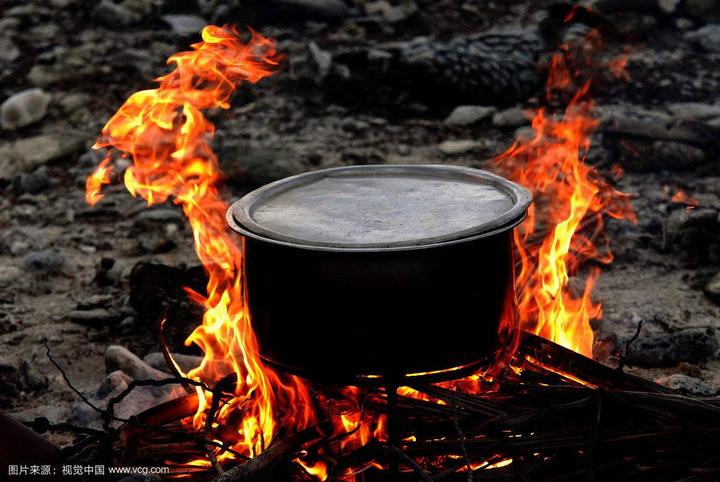 永嘉有人直接倾倒滚烫热水 楼下有孩子在玩耍