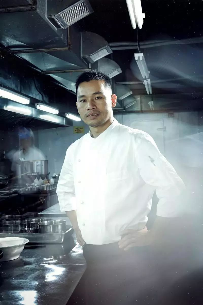 有人罗列过一串数字: "4000多顿早餐,600道详细菜谱, 300多种风格各