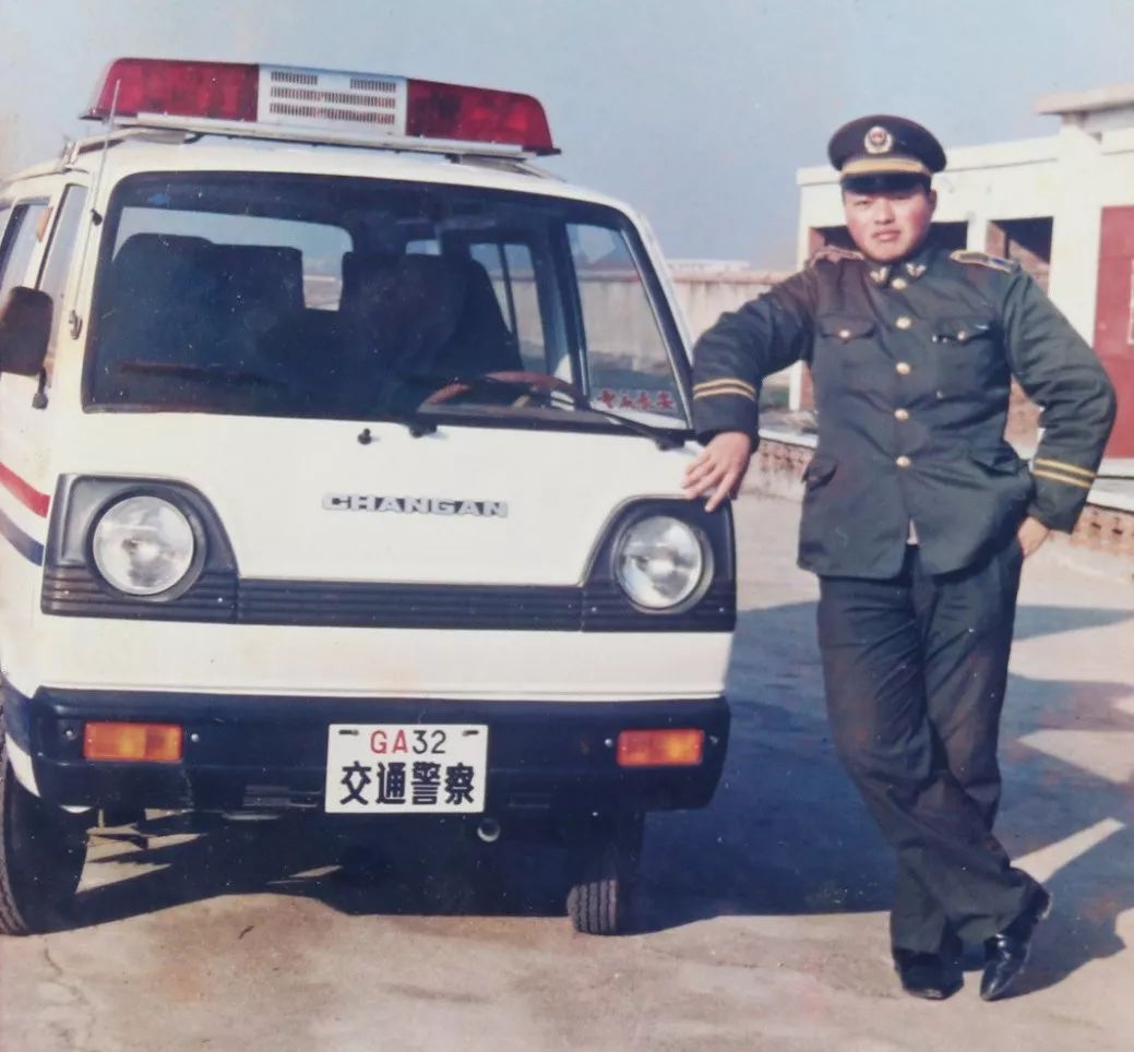 督察民警乘车开展督察工作△90年代末,巡逻的桑塔纳警车△21世纪初