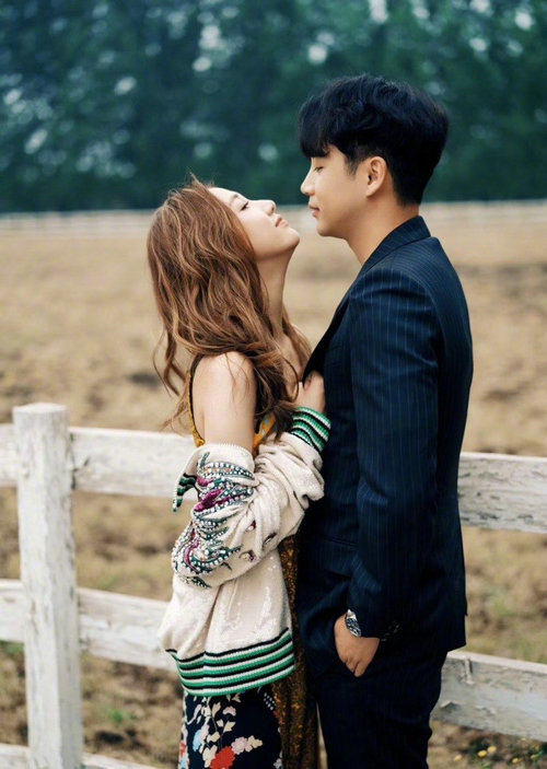 弦子晒和李茂合照庆祝七夕 两人搞怪自拍超甜蜜