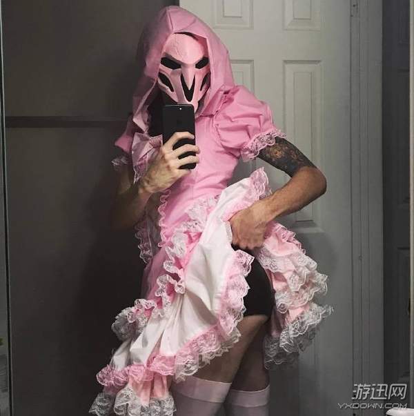 抠脚大汉cos《守望先锋》"粉红死神" 搔首弄姿超辣眼