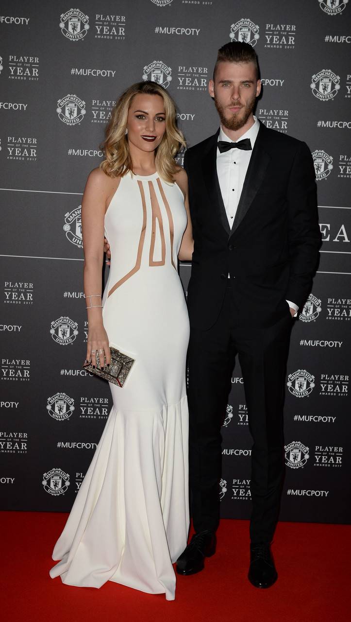 花色足球:德赫亚女友气质裙装