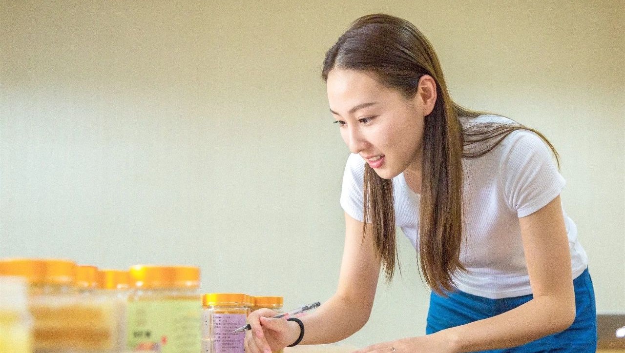 海盐姑娘辞去工作,和300万只蜜蜂甜蜜生活