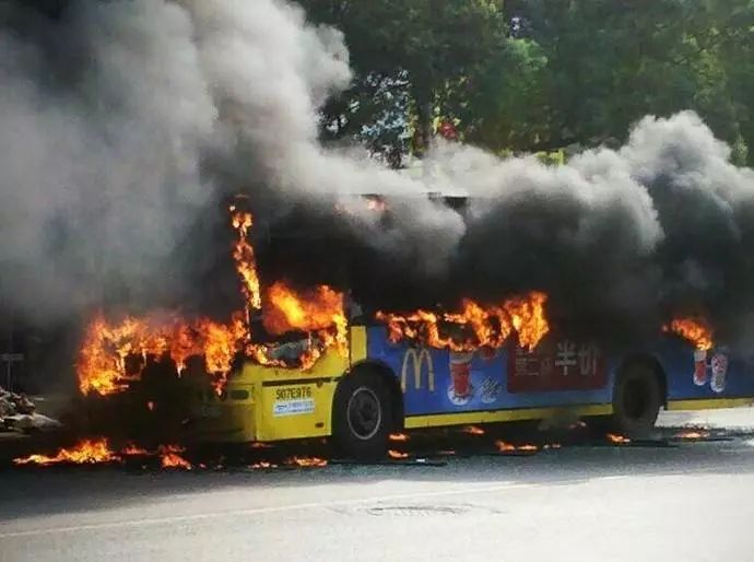 突发!芜湖一辆公交车行驶中起火自燃!现场冒起十几米黑烟