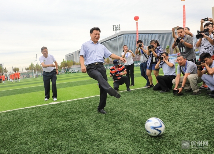 市人大常委会主任为"滨城·亚光杯"青少年足球国际邀请赛开球(资料图)