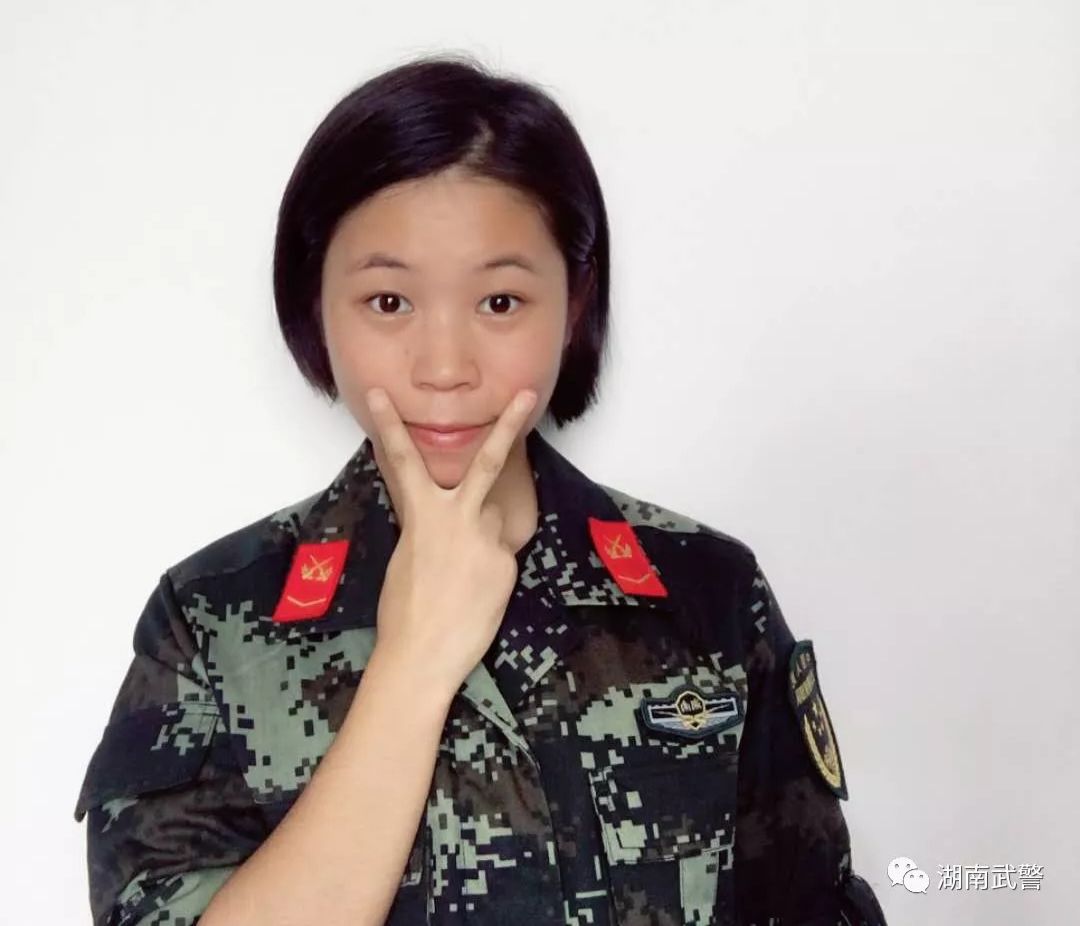 女兵初入营给青春理个短发