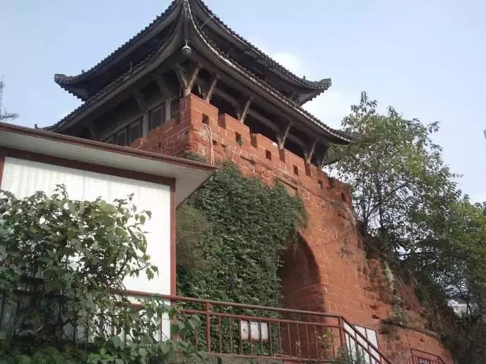 2  铁牛门参观时间:9:00-18:00(周一闭馆)地址:乐山大佛风景名胜区