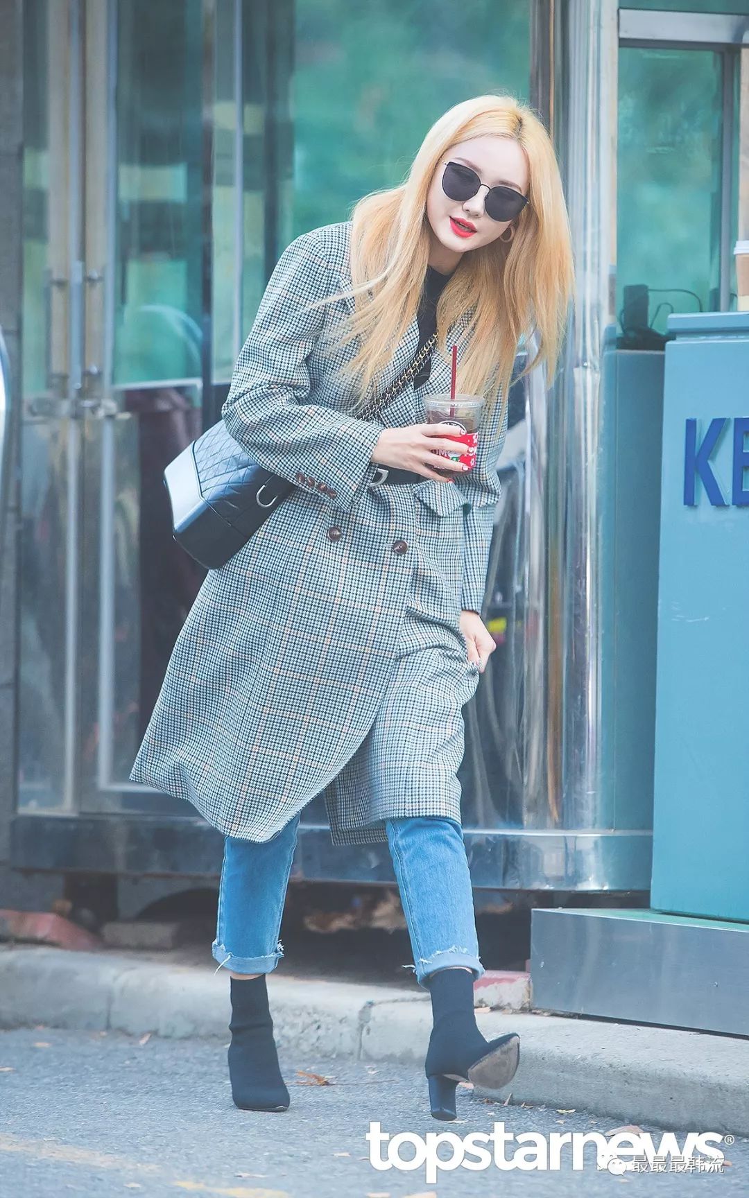 牛仔裤常规操作凸显腿型.