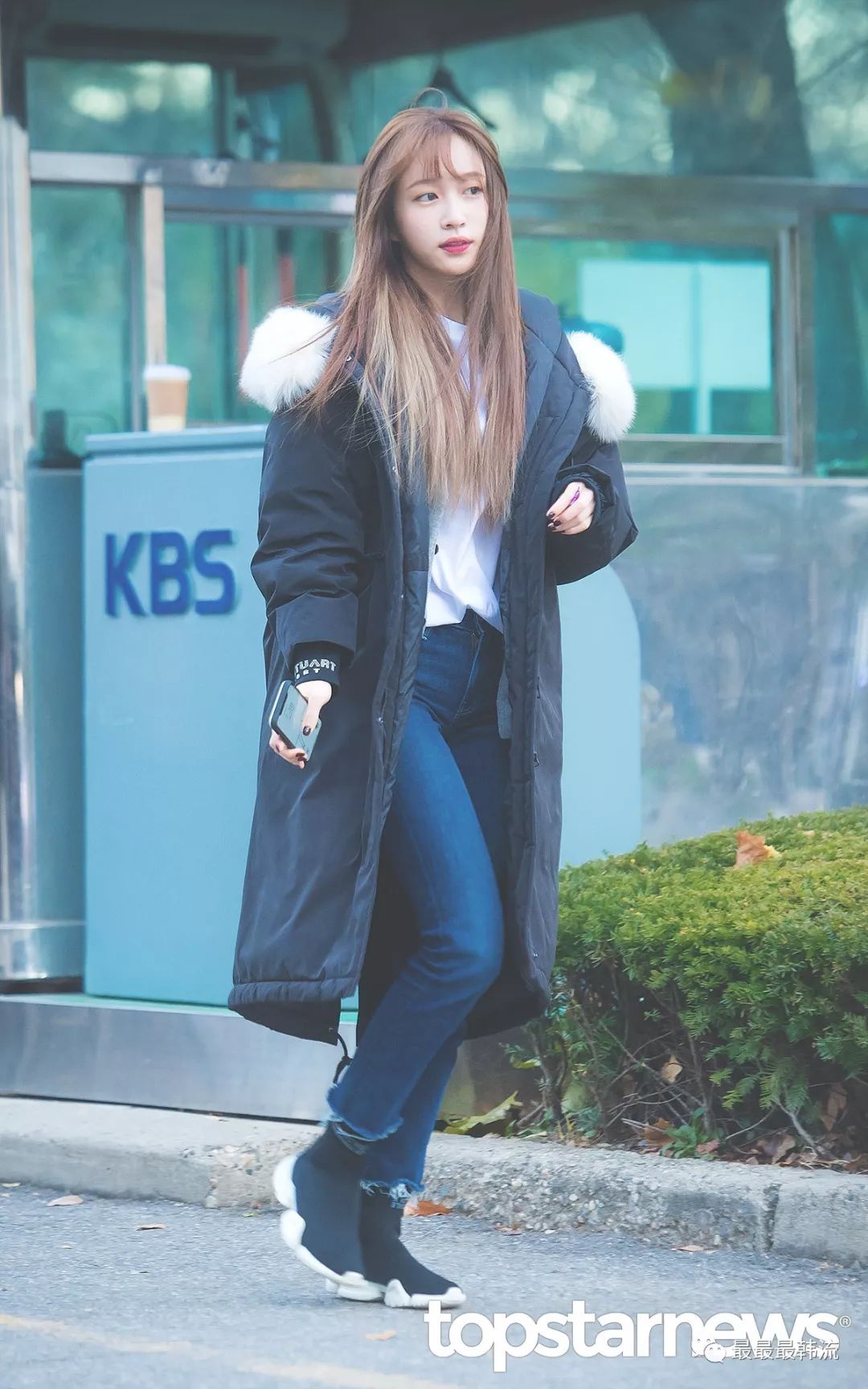 牛仔裤常规操作凸显腿型.内搭针织开衫也是不错的选择呀.