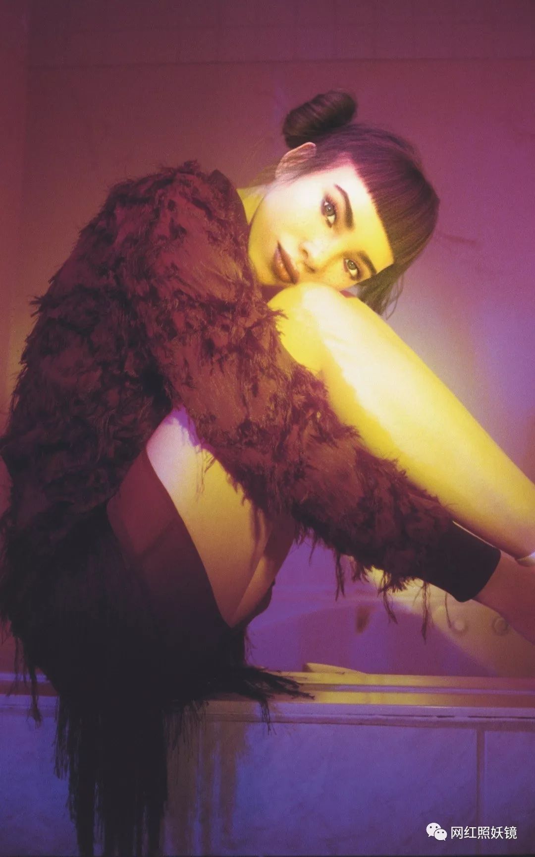 致敬伊丽莎白·赫利的别针裙也毫不含糊