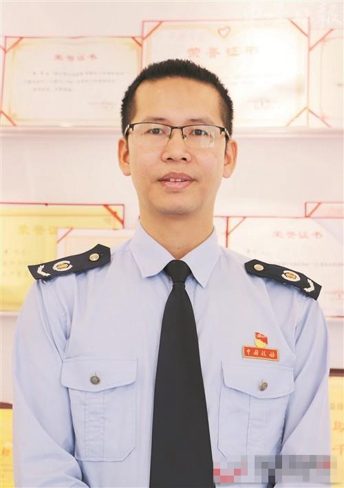 东莞办税大厅里的"知心哥"获得一连串荣誉称号