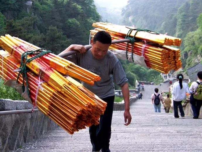 泰山十八盘上的挑山工