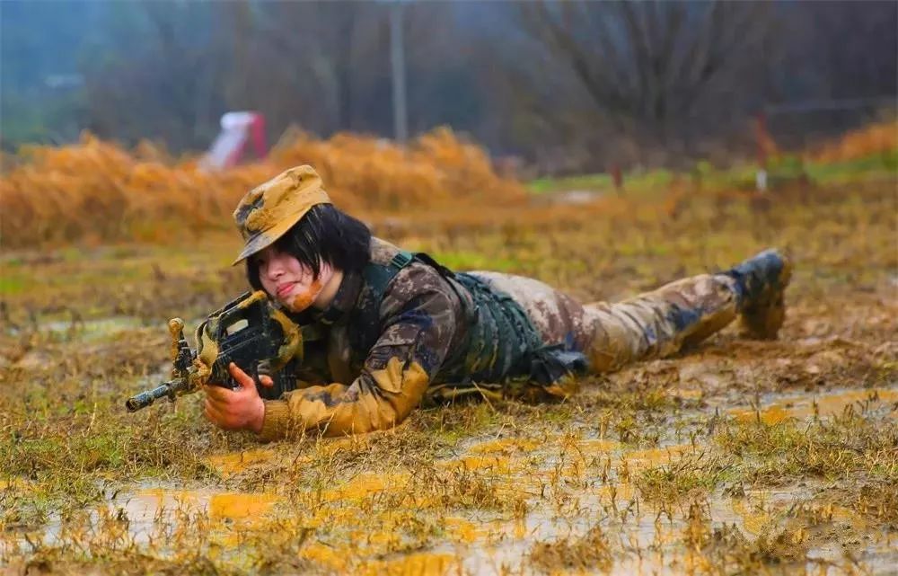 满身泥巴的女兵,美得让人泪目!