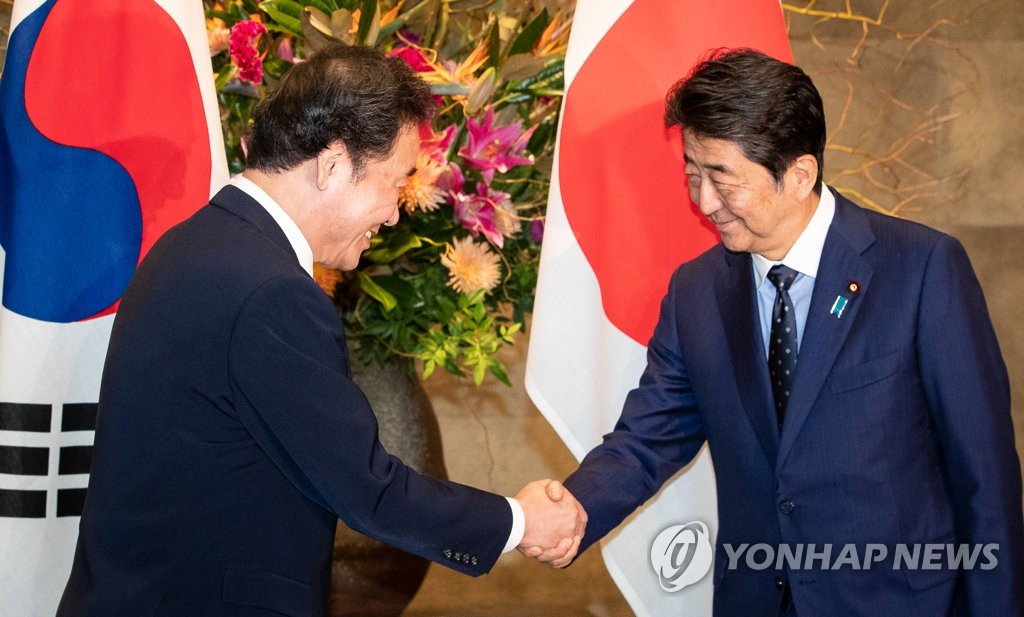 韩国首相:韩国总理与安倍晋三会谈 两人微笑握手(图) 24日上午,韩国总理李洛渊与安倍晋三会面,面带笑容握手。(韩联社)