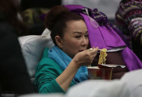 黄晓明要不要这么小气,和助理抢泡面吃,张艺兴吃态才浮夸到尴尬