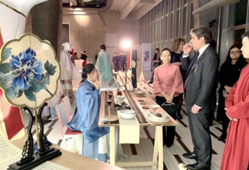 欢庆春节 意大利伦巴第大区举办猪年主题文化