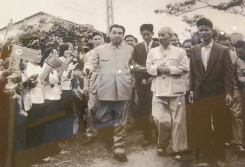 1964年11月，金日成和胡志明在河内