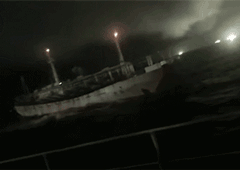 　阿根廷海岸警卫队正在向中国渔船开火