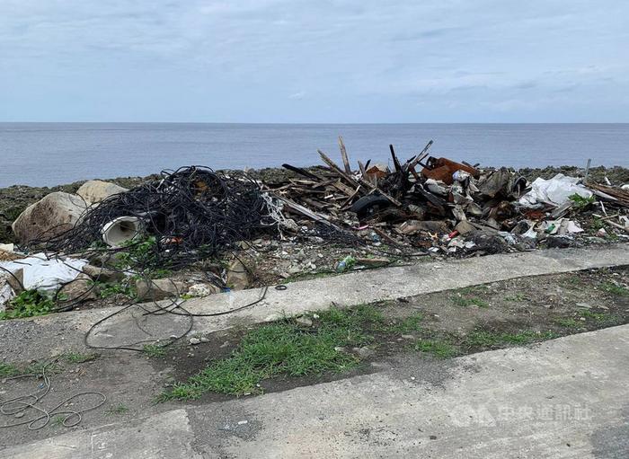  兰屿及绿岛的沿海公路经常遭人弃置垃圾。（图：台湾“中央社”/台东县政府 提供）