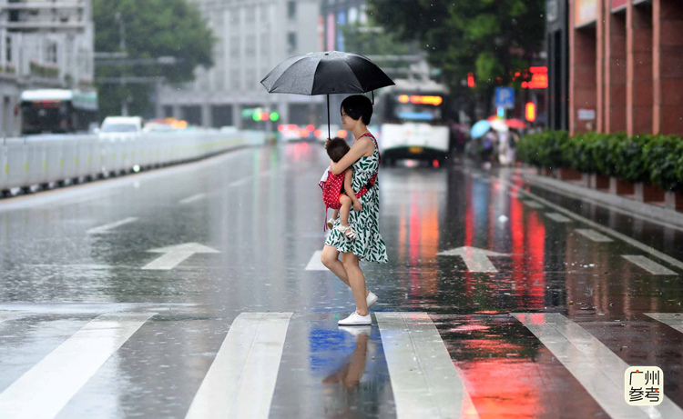 天空雨意纷纷,街上行人匆匆
