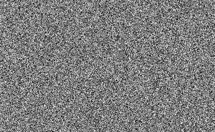 字样中部透明绑带固定端采用织物材质连接鞋身,同时通过一个环扣衔接