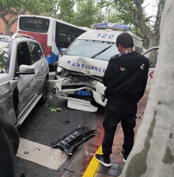 淮海中路,一辆救护车撞上面包车再撞行道树