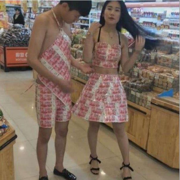 小情侣去超市购物,穿着打扮吸引眼球,收银员：已经“报警”了