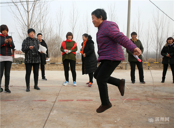 青年人的跳绳,比的不仅是速度,还有技巧.棋牌比赛现场.