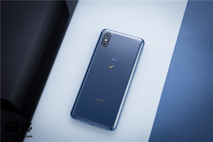 it之家开箱小米mix35g图赏磁动滑盖深邃质感